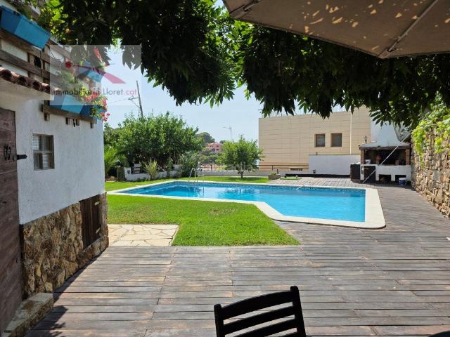 Casa en venta en Lloret de Mar, Centre Costa Brava. CASA EN EL CENTRO DE LLORET A DOS MINUTOS DE LA PLAYA CON ESPECTACULARES VISTAS AL MAR. Casas Lloret de.