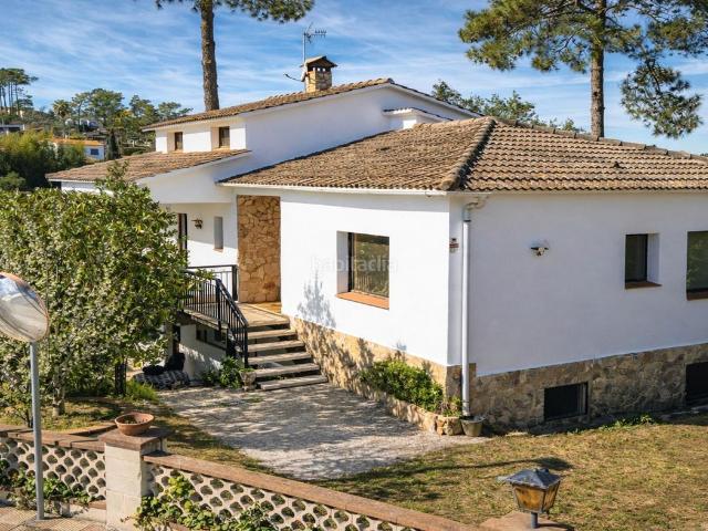 Casa en venta en Lloret de Mar, Lloret Blau La Creu de Lloret Costa Brava. Casa independiente en Lloret de Mar Lloret Blau con 2 viviendas, parcela de 1.100 m2 y buhardilla con potencial. Casas.