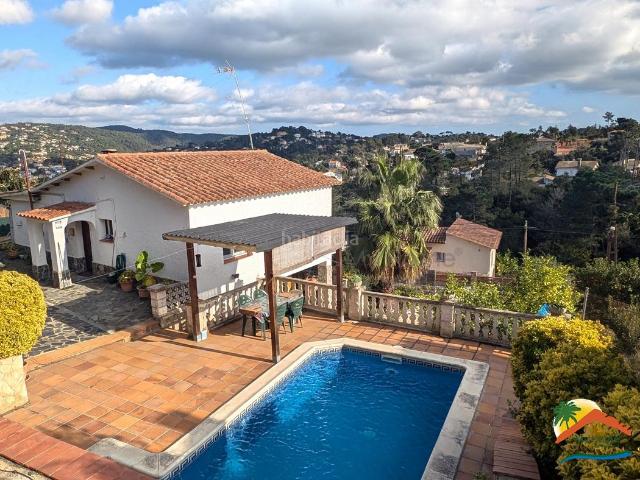 Casa en venta en Lloret de Mar, Lloret Blau La Creu de Lloret Costa Brava. R02445 ACOGEDORA CASA CON PISCINA Y VISTAS A LA MONTAÑA EN LLORET BLAU, LLORET DE MAR. Casas Lloret de.