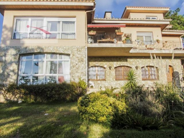 Casa en venta en Lloret de Mar, Roca Grossa Costa Brava. Lloret de Dalt. VISTAS AL MAR. LICENCIA TURISTICA. EN POBLACIÓN. Casas Lloret de.