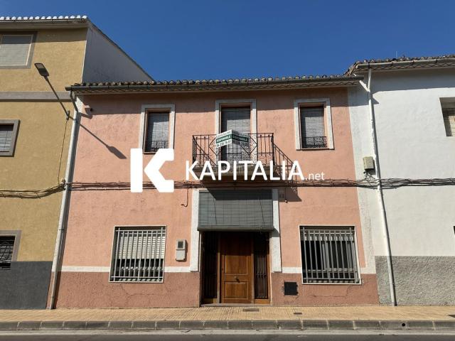 Casa en venta en Llutxent. CASA en VENTA en el centro de Llutxent con patio y un enorme potencial. Casas.