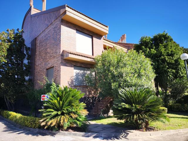 Casa en venta en Logroño, Avenida Madrid. CHALET EN AVENIDA DE MADRID URBANIZACION PRIVADA. Casas.