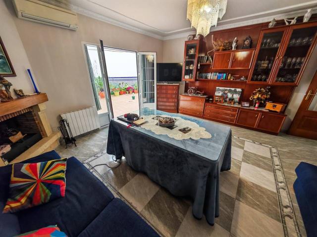 Casa en venta en Loja. GRAN CASA CON EXCELENTES CALIDADES Y MULTIPLES POSIBILIDADES DE AMPLIAR PARA SACAR VARIAS VIVIENDAS DE ESTE INMUEBLE. Casas.