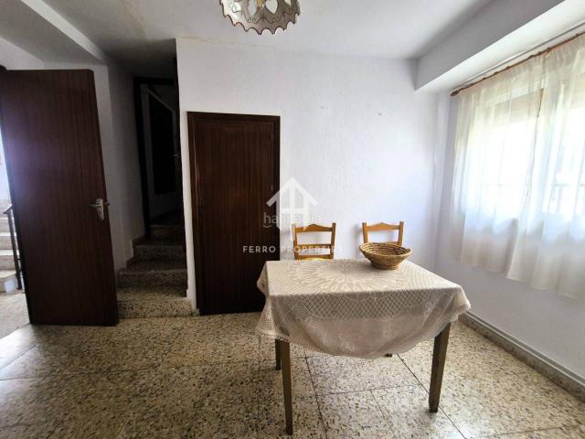 Casa en venta en Loja. Gran casa con garaje, patio y terraza en Loja amplitud, versatilidad y múltiples posibilidades. Casas.