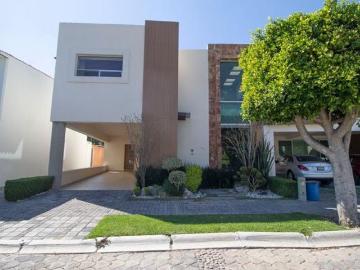 Casa en venta en Lomas de Angelópolis I, frente a área verde!