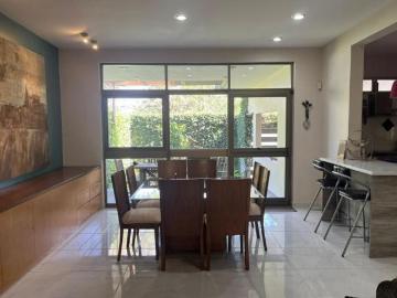 Casa en venta en Lomas del Crestón. 5 Recámaras con baño + roof top con vista a la ciudad