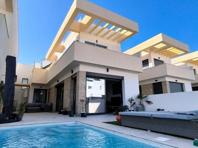 Casa en venta en Los Montesinos Alicante
