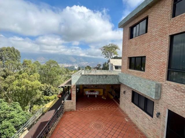 Casa en Venta en los Naranjos Norte del Cafetal 4H+3S/ 8B/ 6P