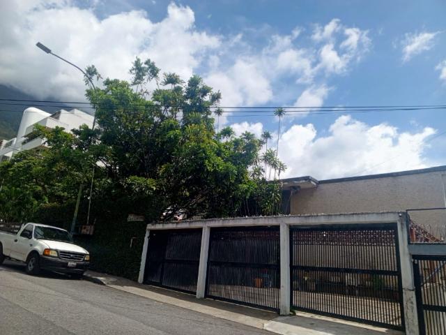 Casa en Venta en Los Palos Grandes con Increíble Potencial