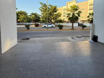 CASA EN VENTA EN LOS PRADOS, FRENTA AL PARQUE