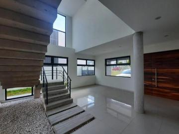 Casa en venta en Los Robles Residencial junto al bosque de la primavera