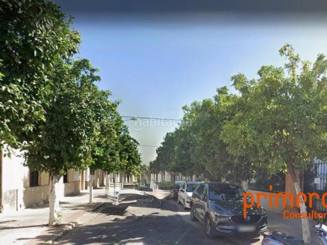 Casa en venta en Lora del Río. Casa a derribar Con una extensión de 176 metros cuadrados de solar, esta propiedad ofrece un amplio potencial para materializar t. Casas Lora del.
