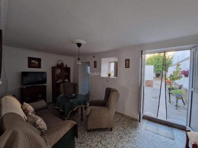 Casa en venta en Lora del Río. Magnifica casa de 187 metros cuadrados en buena zona de Lora del Río. Distribuida en dos amplios salones, cocina amueblada, cuatro. Casas Lora del.
