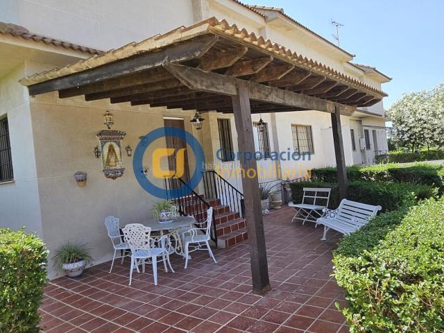 Casa en venta en Lorca, Campillo. Chalet con cinco dormitorios y Piscina en zona de El Campillo. Casas.