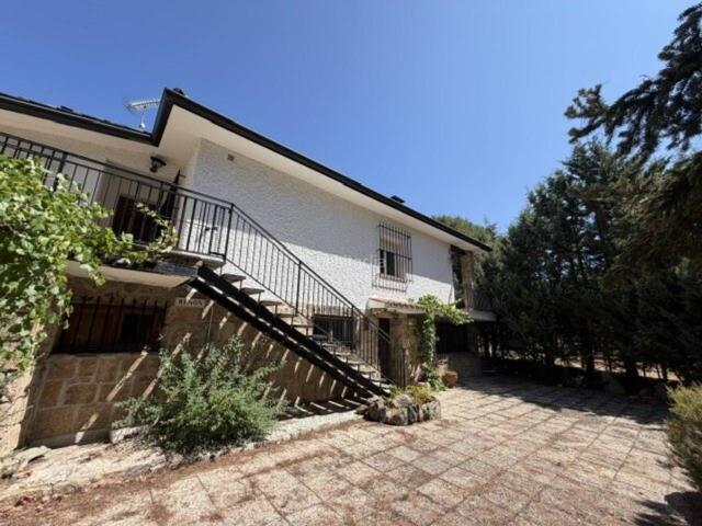 Casa en venta en Lozoyuela Navas Sieteiglesias. Chalet independiente con parcela urbana de 1.341 m en Lozoyuela. Casas Lozoyuela Navas.