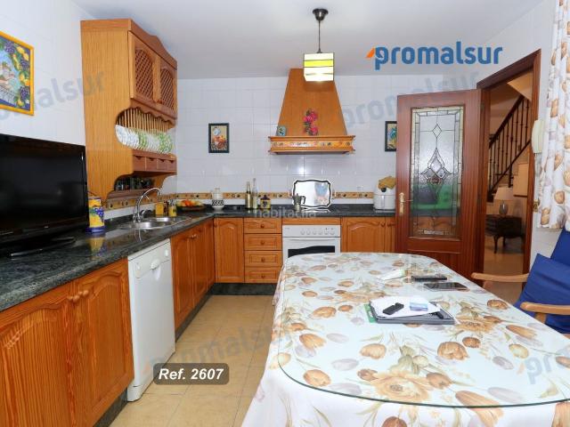 Casa en venta en Puente Genil. Casa en venta en Piscina, 4 dormitorios. Casas Puente.