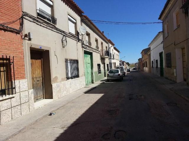 Casa en venta en Puebla de Almoradiel La. CHALET ADOSADO EN CASCO URBANO. Casas Puebla de Almoradiel.