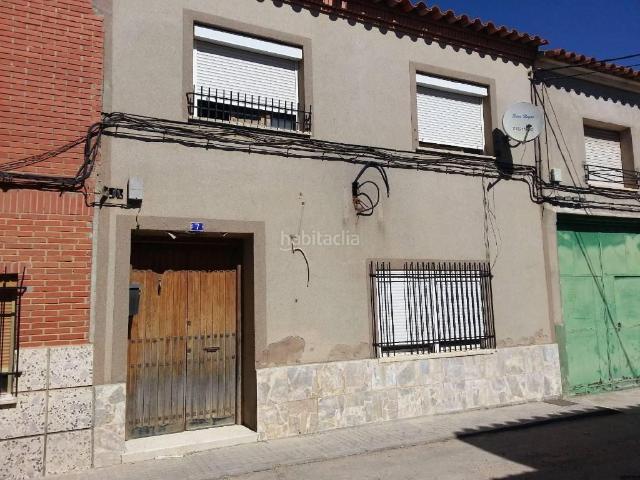 Casa en venta en Puebla de Almoradiel La. CHALET ADOSADO EN CASCO URBANO. Casas Puebla de Almoradiel.
