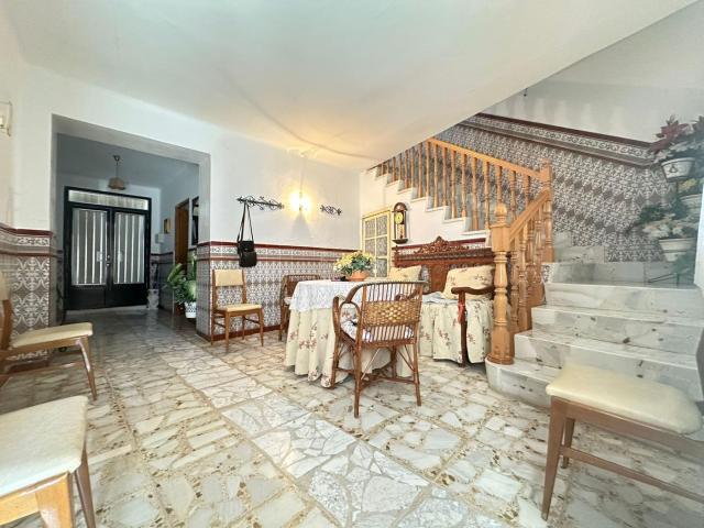 Casa en venta en Puebla de Almoradiel La. Ubicada en Puebla de Almoradiel, esta encantadora vivienda de 194 m² ofrece un espacio excepcional y versátil. Casas Puebla de Almoradiel.