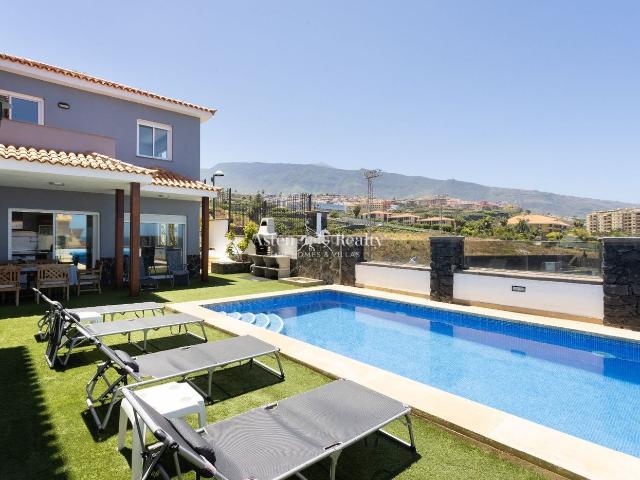 Casa en venta en Puerto de la Cruz, Playa Jardín. Exquisita Villa con Espectaculares Vistas cerca de Loro Parque. Casas Puerto de la.