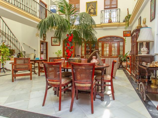 Casa en venta en Puerto de Santa María El, Casco Histórico Zona Alta. Exclusiva casa con jardín en el centro de El Puerto de Santa María. Casas Puerto de Santa María.