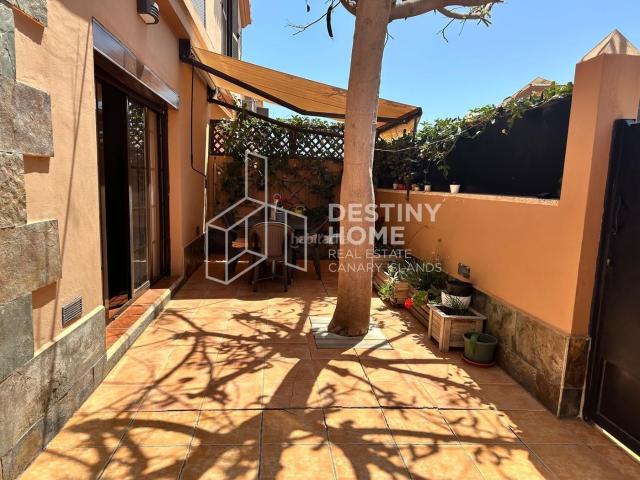 Casa en venta en Puerto del Rosario, El Charco Las Salinas. Chalet pareado reformado con amplios espacios, jardín privado y una ubicación privilegiada en Puerto del Rosario. Casas Puerto del.