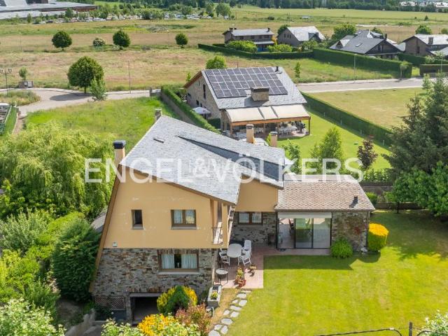 Casa en venta en Puigcerdà Pirineos. Gran casa en zona residencial de Puigcerdà. Casas.