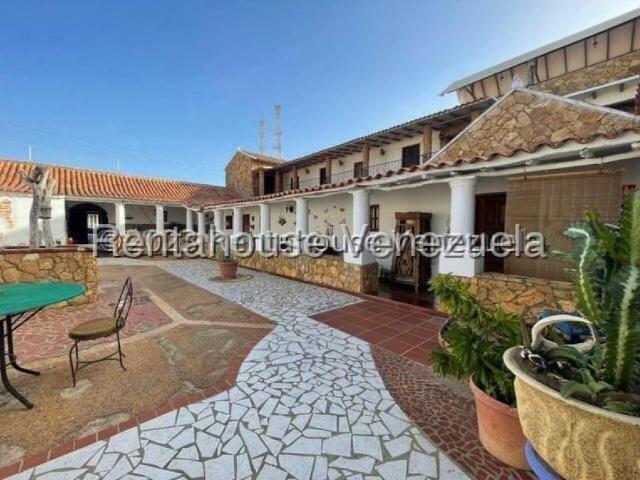 Casa en Venta en Punto Fijo Falcón 1000 m2. 11 hab