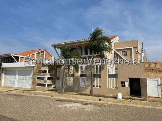 Casa en Venta en Punto Fijo Falcón 213 m2. 5 hab
