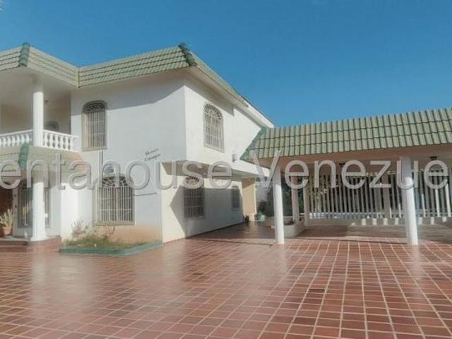 Casa en Venta en Punto Fijo Falcón 700 m2. 7 hab