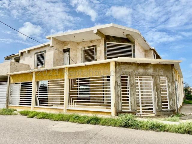 Casa en Venta en Punto Fijo Falcón 700 m2. 9 hab