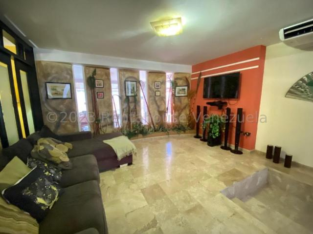 Casa en Venta en Punto Fijo Falcón 948 m2. 5 hab