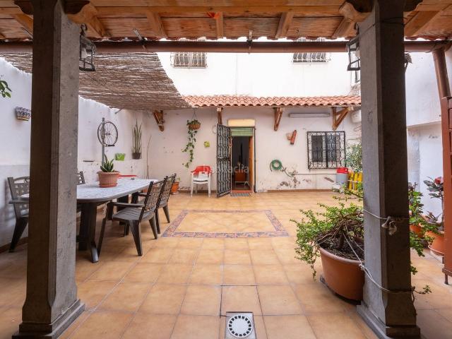 Casa en venta en Palmas de Gran Canaria Las, Guanarteme. Casa terrera con garaje y azotea a 400 m de Las Canteras. Casas Palmas de Gran Canaria.