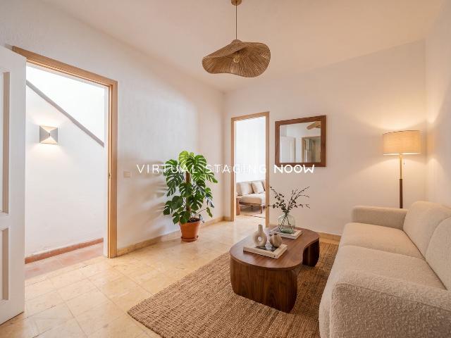 Casa en venta en Palmas de Gran Canaria Las, Guanarteme. Edificio a reformar en Guanarteme con local y 2 viviendas. Casas Palmas de Gran Canaria.