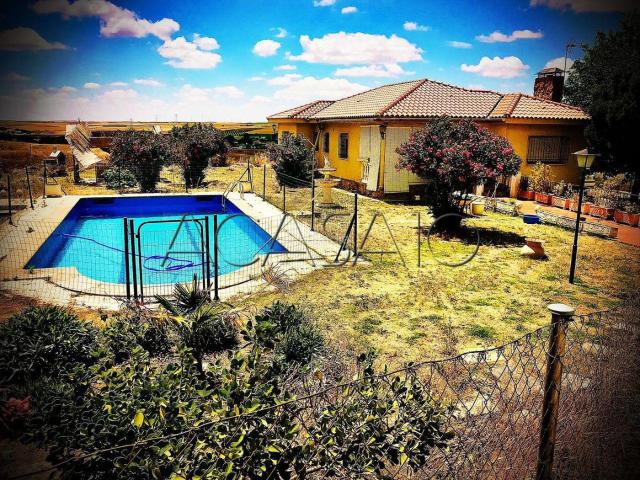 Casa en venta en Palomeque. V2538 EN VENTA VIVIENDA UNIFAMILIAR EN PARCELA DE 2400M2 EN PALOMEQUE. Casas.