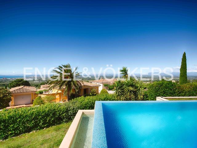 Casa en venta en Palau saverdera. Exclusiva vivienda con amplias vistas y gran parcela en esquina Urb. Bellavista. Casas.