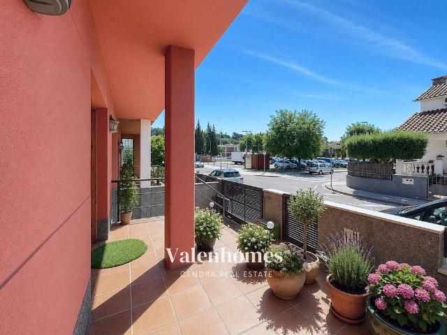 Casa en venta en Palau solità i Plegamans, de 294 m² 4 habitaciones por 569.965