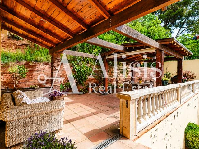 Casa en venta en Pallejà. Casa a cuatro vientos con vistas panorámicas, gran parcela y posibilidad de piscina en Fontpineda. Casas.