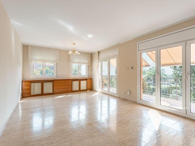 Casa en venta en Pallejà. EXCLUSIVIDAD Y VERSATILIDAD EN FONTPINEDA UNA PROPIEDAD ÚNICA CON DOS VIVIENDAS INDEPENDIENTES. Casas.