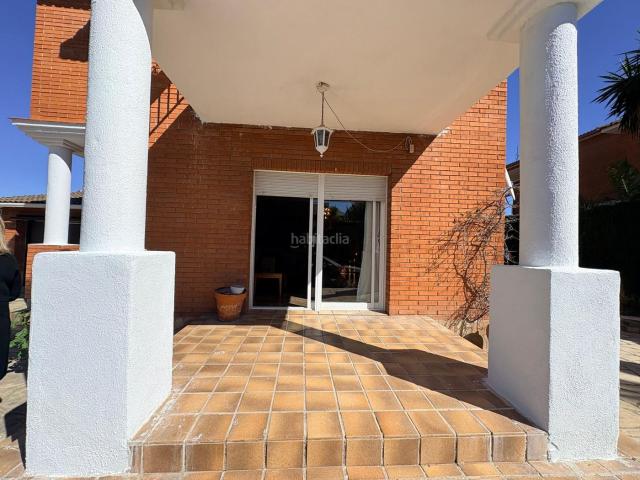 Casa en venta en Pallejà. Magnífica casa en Font Pineda con piscina y gran parcela plana. Casas.