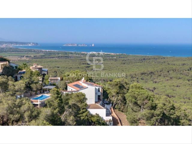 Casa en venta en Pals Costa Brava. Casa unifamiliar con 3 apartamentos independientes en venta con vistas al mar y al valle situada en los Masos de Pals, Costa Brava. Casas.