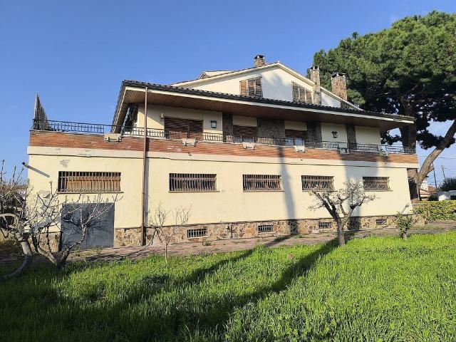 Casa en venta en paseo De la Florida, Santa Perpètua de Mogoda, de 637 m² 8 habitaciones por 698.000