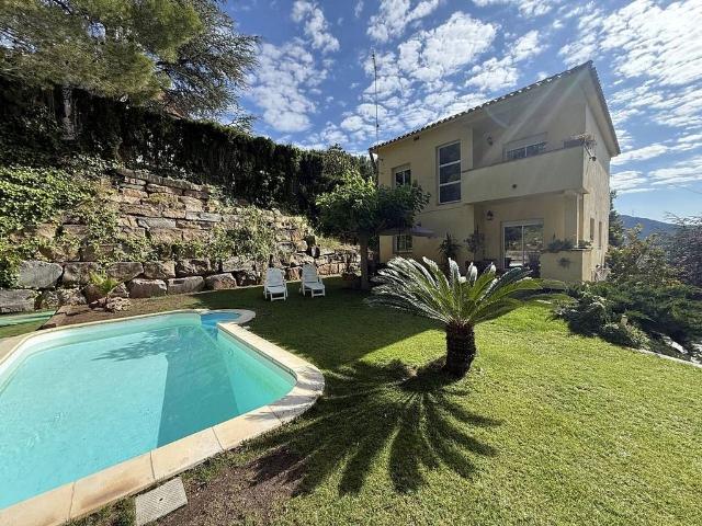 Casa en venta en paseo De Les Roques, Castellar del Vallès, de 243 m² 5 habitaciones por 475.000