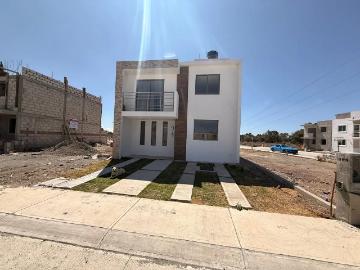 Casa en venta en Paseos de Chavarría, Mineral de la Reforma, con 3 recámaras y residenciales