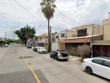 Casa en venta en Paseos del Sol, Zapopan, Jalisco Amplia y bien ubicada