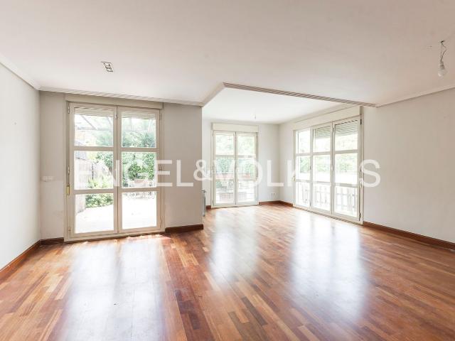 Casa adosada en venta en Paracuellos de Jarama, Miramadrid. Magnífico chalet adosado de esquina en Miramadrid con piscina. Casas adosadas Paracuellos de.
