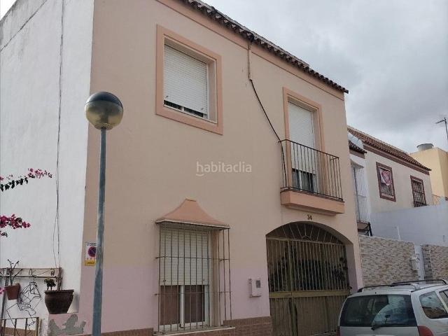 Casa en venta en Paradas. Casas.