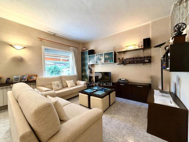 Casa en venta en Parets del Vallès. Casa apareada de 197 m con 4 habitaciones, patio, terraza y garaje en lEixample. Casas Parets del.