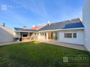 Casa en venta en Parque Luro. Cuatro dormitorios. Jardin. Garage. Quicho