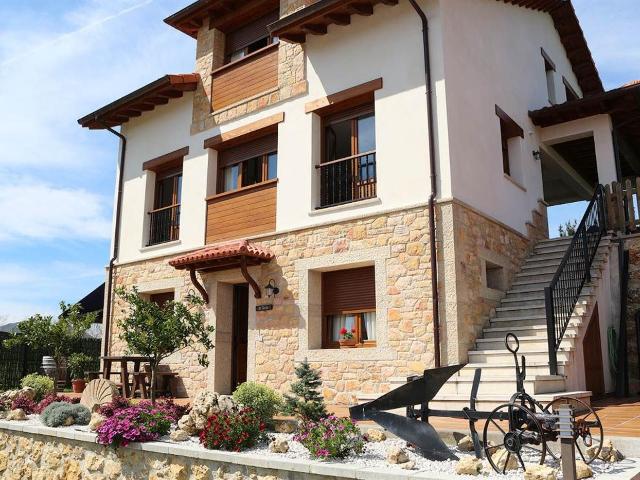 Casa en venta en Parres. CONJUNTO DE 4 VIVIENDAS CON JARDINES Y PISCINA. Casas.